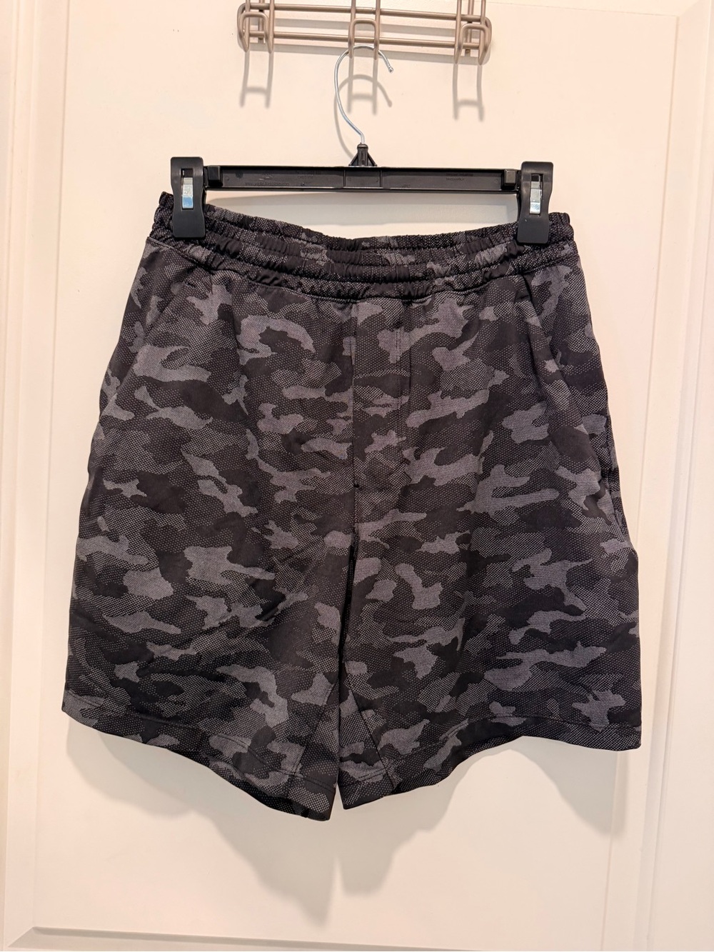Lululemon Pace Breaker
Shorts Black Camo Athletic
Gym Size S